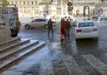 A Roma Piazza del Popolo diventa un... autolavaggio [Video]