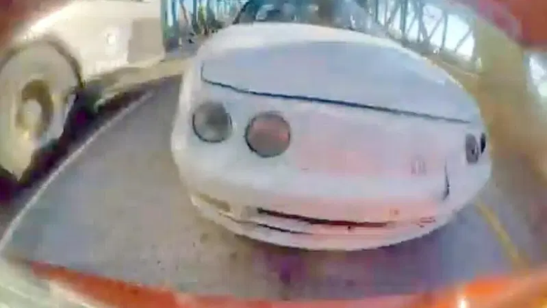 La super accelerazione elettrica Tesla salva la Type-R dall'incidente [video no-big crash]