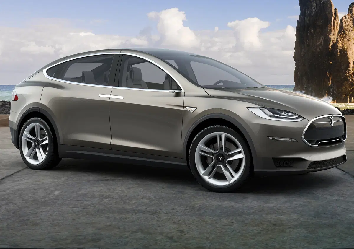 Tesla Model X "impazzisce": il proprietario denuncia la casa