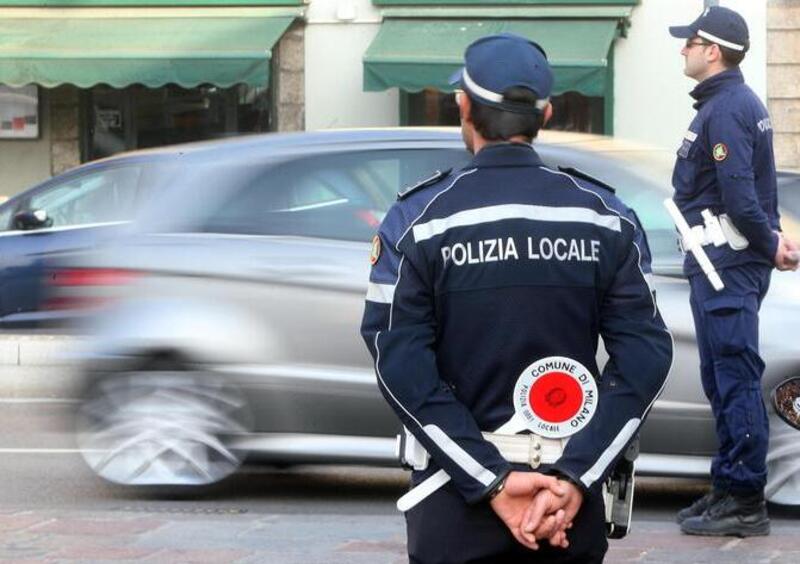 Sbronzo alla guida vede una pattuglia, accosta e chiede i documenti agli agenti minacciando di multarli