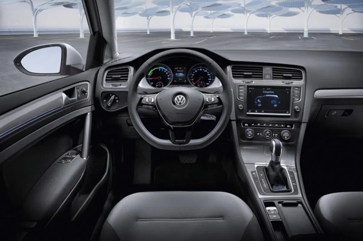 Volkswagen e-Golf restyling: con l'aumento dell'autonimia "punta" BMW (5)