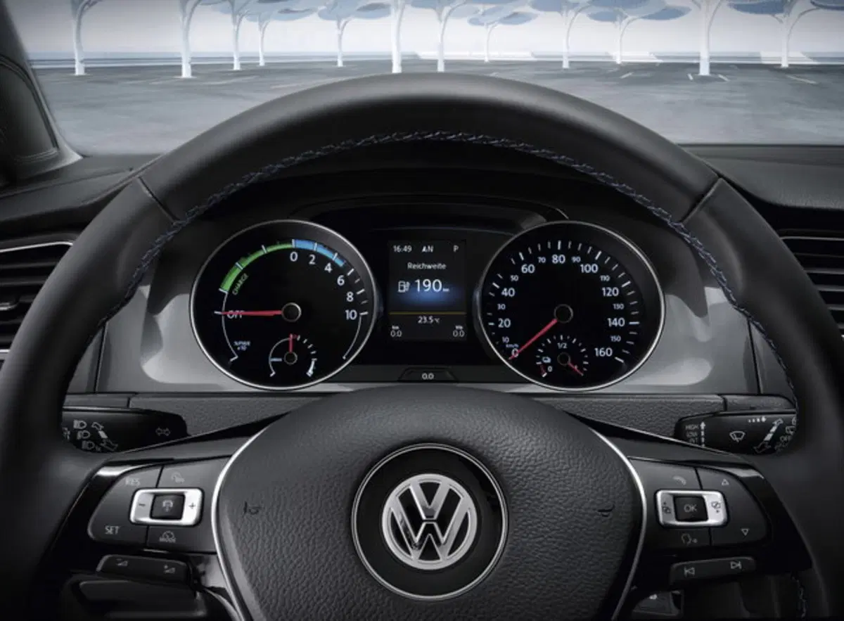 Volkswagen e-Golf restyling: con l'aumento dell'autonimia "punta" BMW (6)