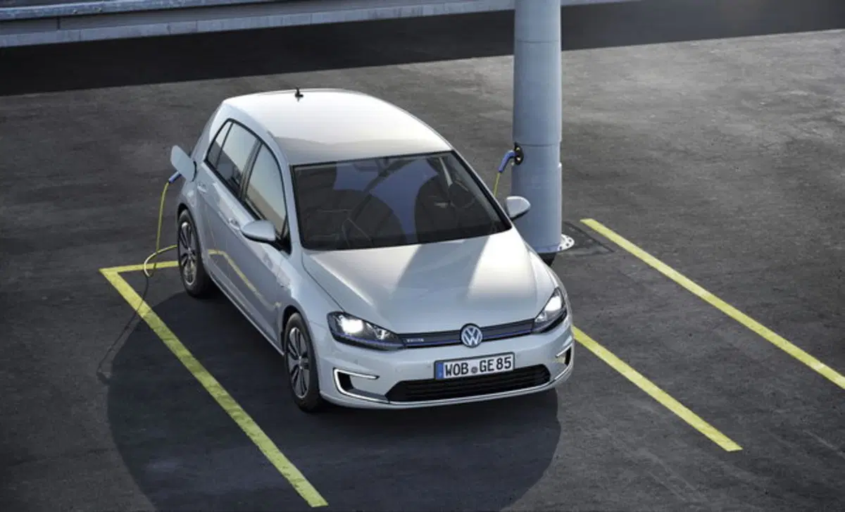 Volkswagen e-Golf restyling: con l'aumento dell'autonimia "punta" BMW (3)