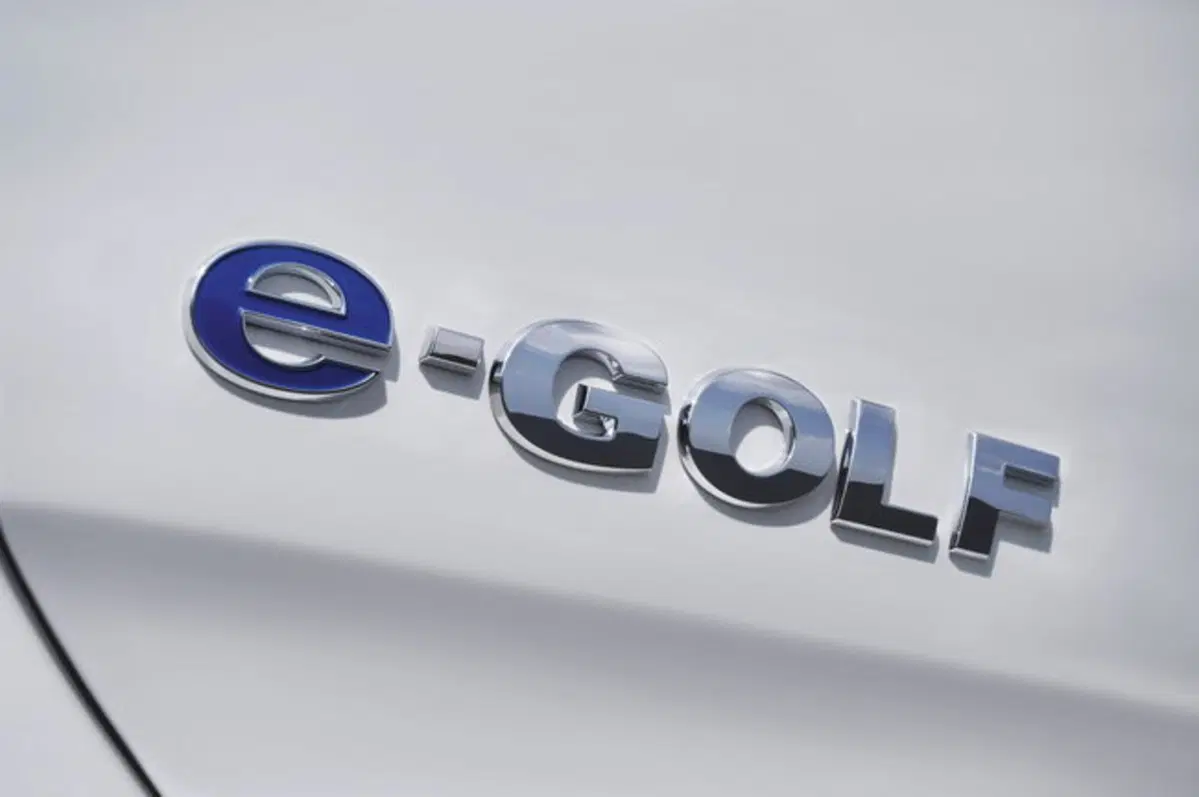 Volkswagen e-Golf restyling: con l'aumento dell'autonimia "punta" BMW (7)