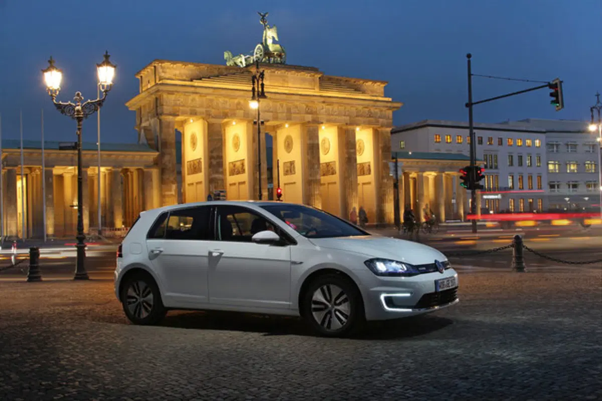 Volkswagen e-Golf restyling: con l'aumento dell'autonimia "punta" BMW (11)