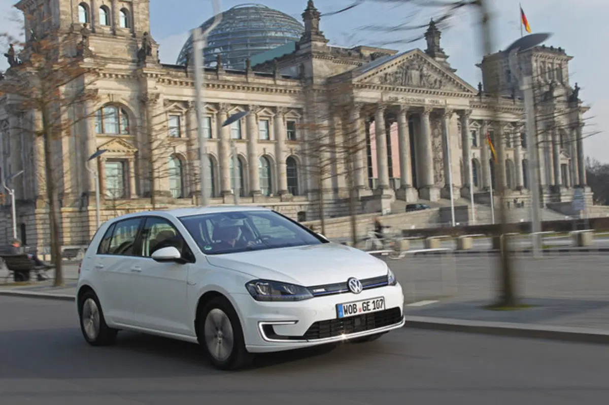 Volkswagen e-Golf restyling: con l'aumento dell'autonimia "punta" BMW (14)