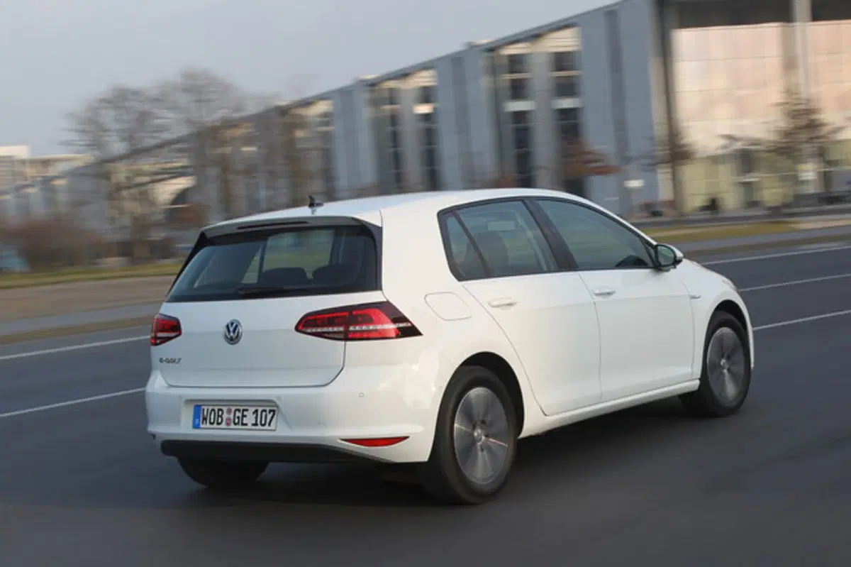 Volkswagen e-Golf restyling: con l'aumento dell'autonimia "punta" BMW (16)