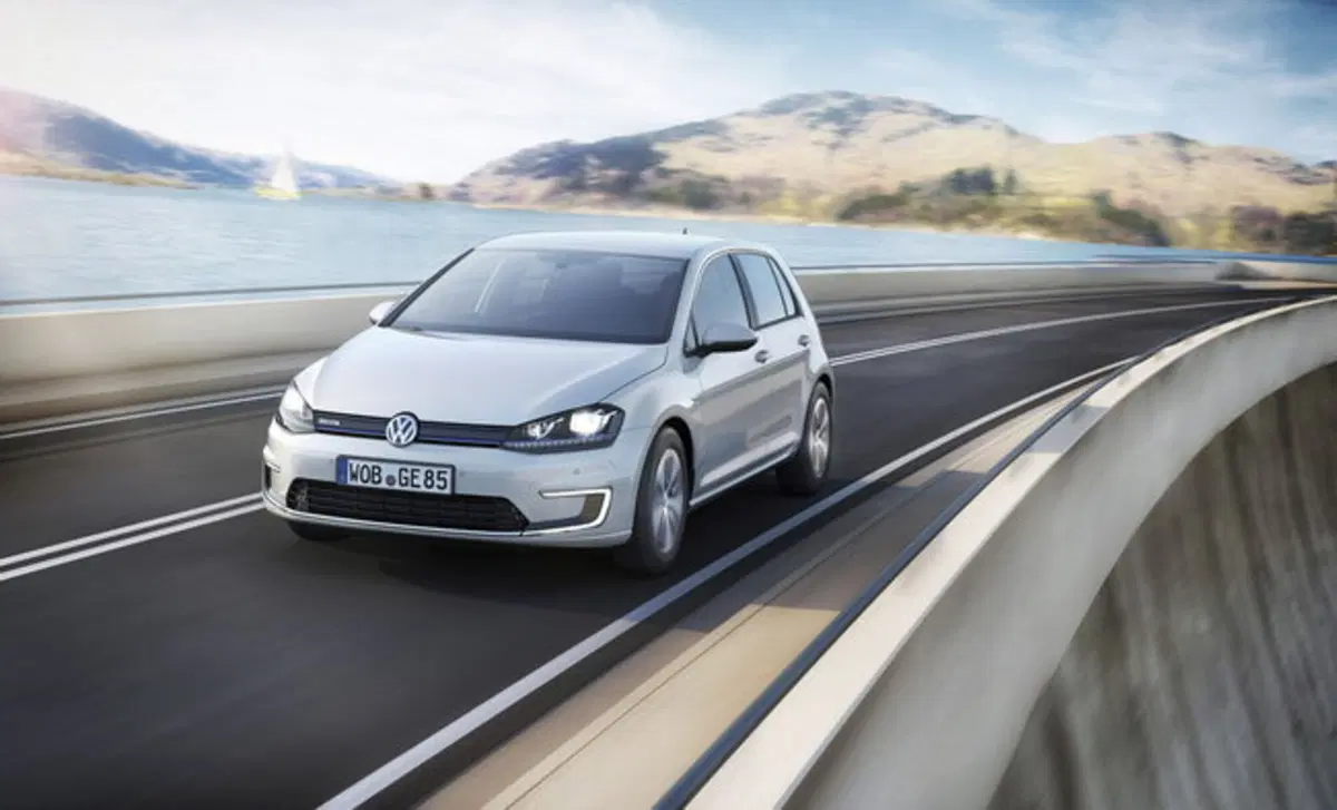 Volkswagen e-Golf restyling: con l'aumento dell'autonimia "punta" BMW (2)