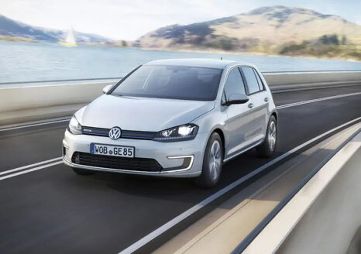 Volkswagen e-Golf restyling: con l'aumento dell'autonomia "punta" BMW
