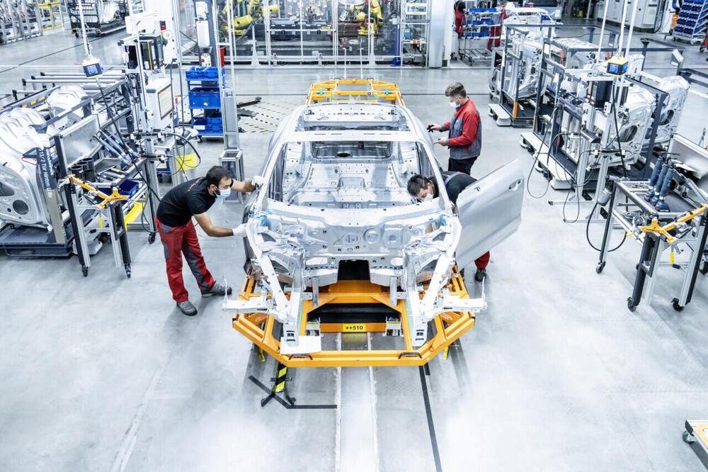 Lo stabilimento Audi B&ouml;llinger H&ouml;fe, dove la e-tron GT viene prodotta insieme alla R8