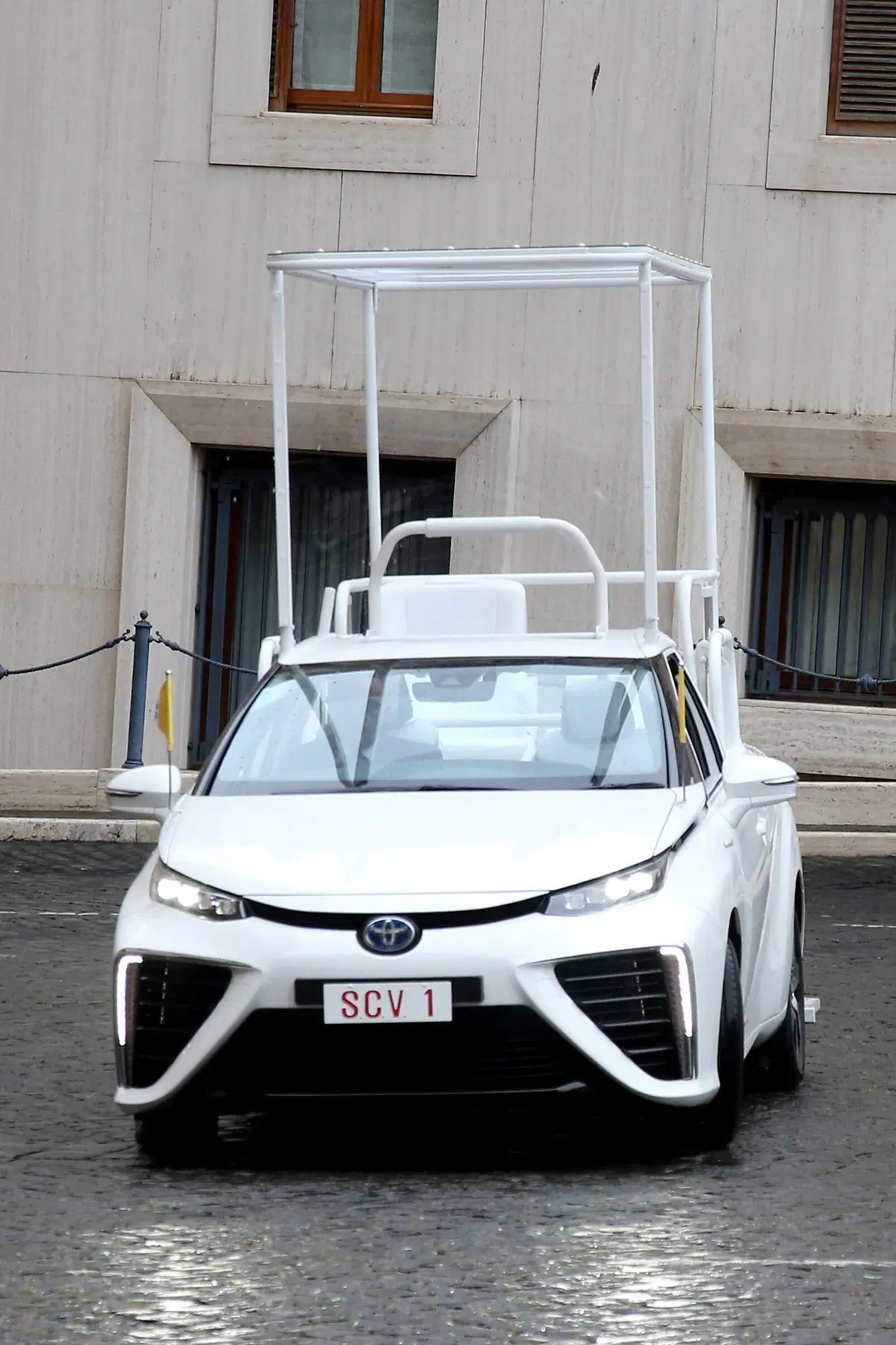 Toyota Mirai, una Papamobile ad idrogeno per Papa Francesco (2)