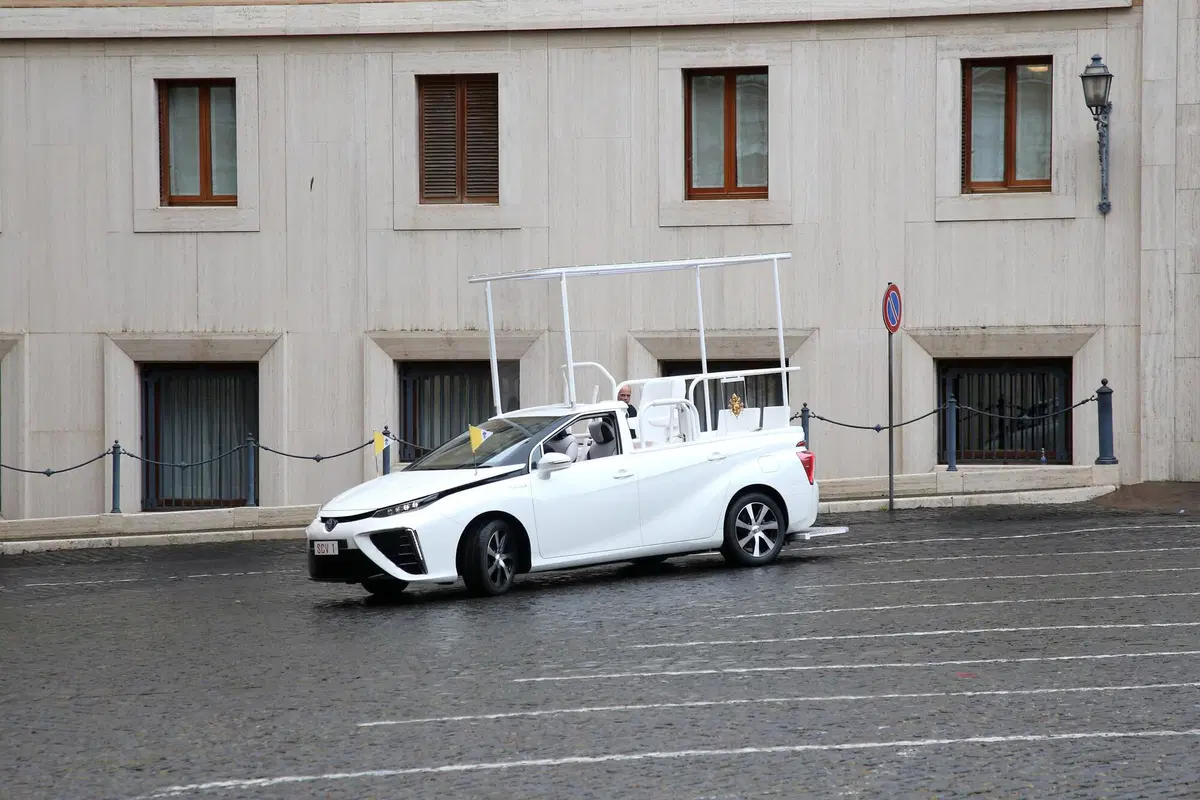 Toyota Mirai, una Papamobile ad idrogeno per Papa Francesco (6)