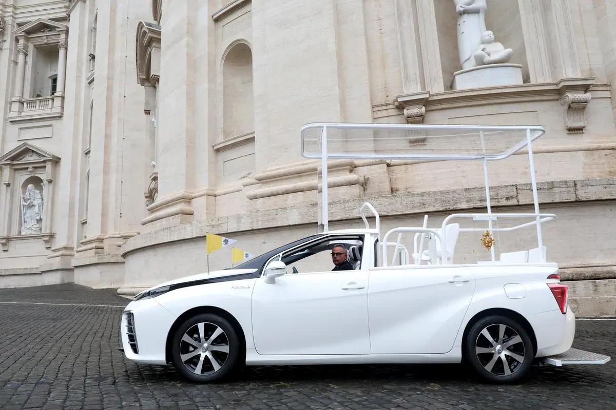 Toyota Mirai, una Papamobile ad idrogeno per Papa Francesco (7)