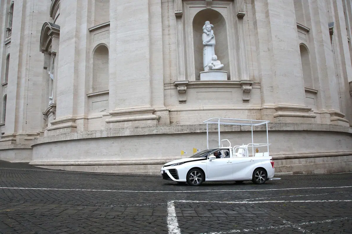 Toyota Mirai, una Papamobile ad idrogeno per Papa Francesco (10)