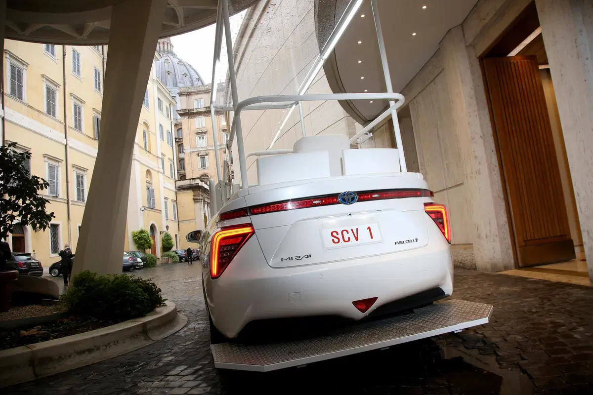 Toyota Mirai, una Papamobile ad idrogeno per Papa Francesco (12)