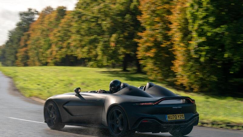 Aston Martin V12 Speedster, il prototipo nero opaco &egrave; degno di Batman