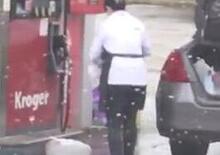 Esiste un modo peggiore per fare scorta di carburante? [VIDEO VIRALE]