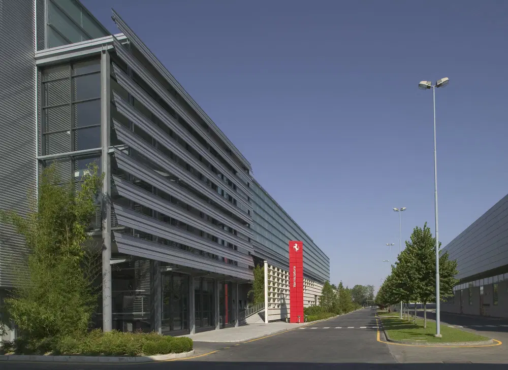 Una delle grandi strutture Ferrari di Maranello, progettate da VIsconti