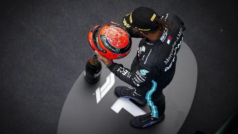 Il casco di Schumacher regalato ad Hamilton in livrea Mercedes... | Quando si perde un'occasione...