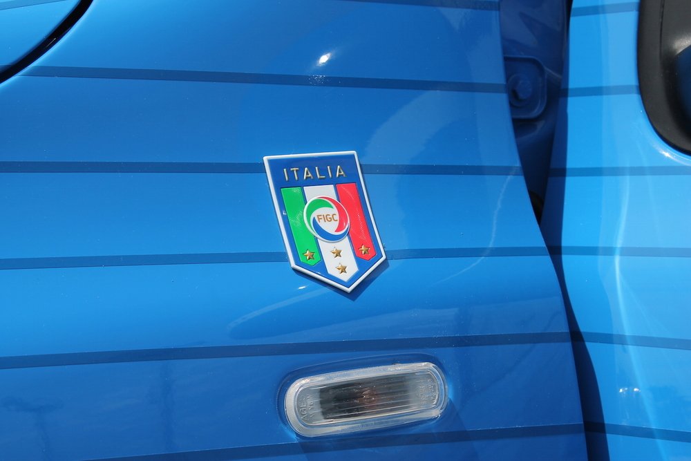 Lo stemma della Federazione Italiana Gioco Calcio campeggia sulla Pandazzurri