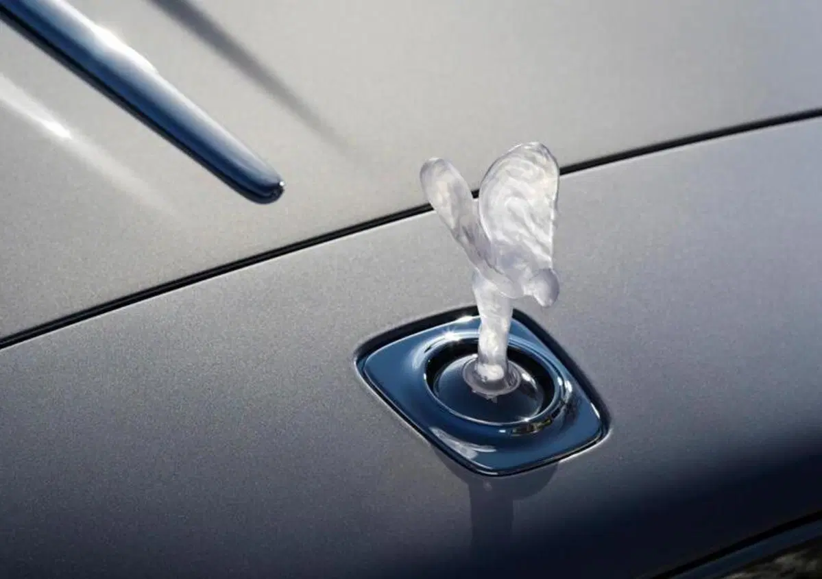 L'Unione europea spegne la statuetta Rolls-Royce. "&Egrave; fuorilegge"