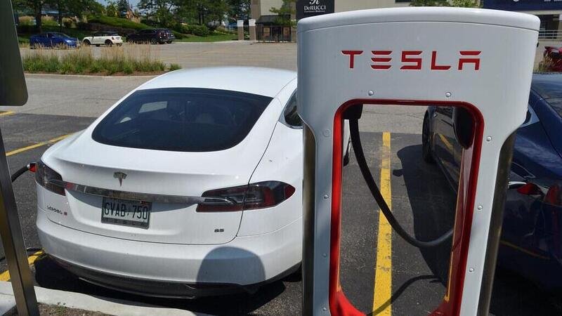 Quanto costa la ricarica Tesla? Non &egrave; pi&ugrave; gratis: 31 cent/kWh [multa se si occupa il posto oltre 5 minuti]
