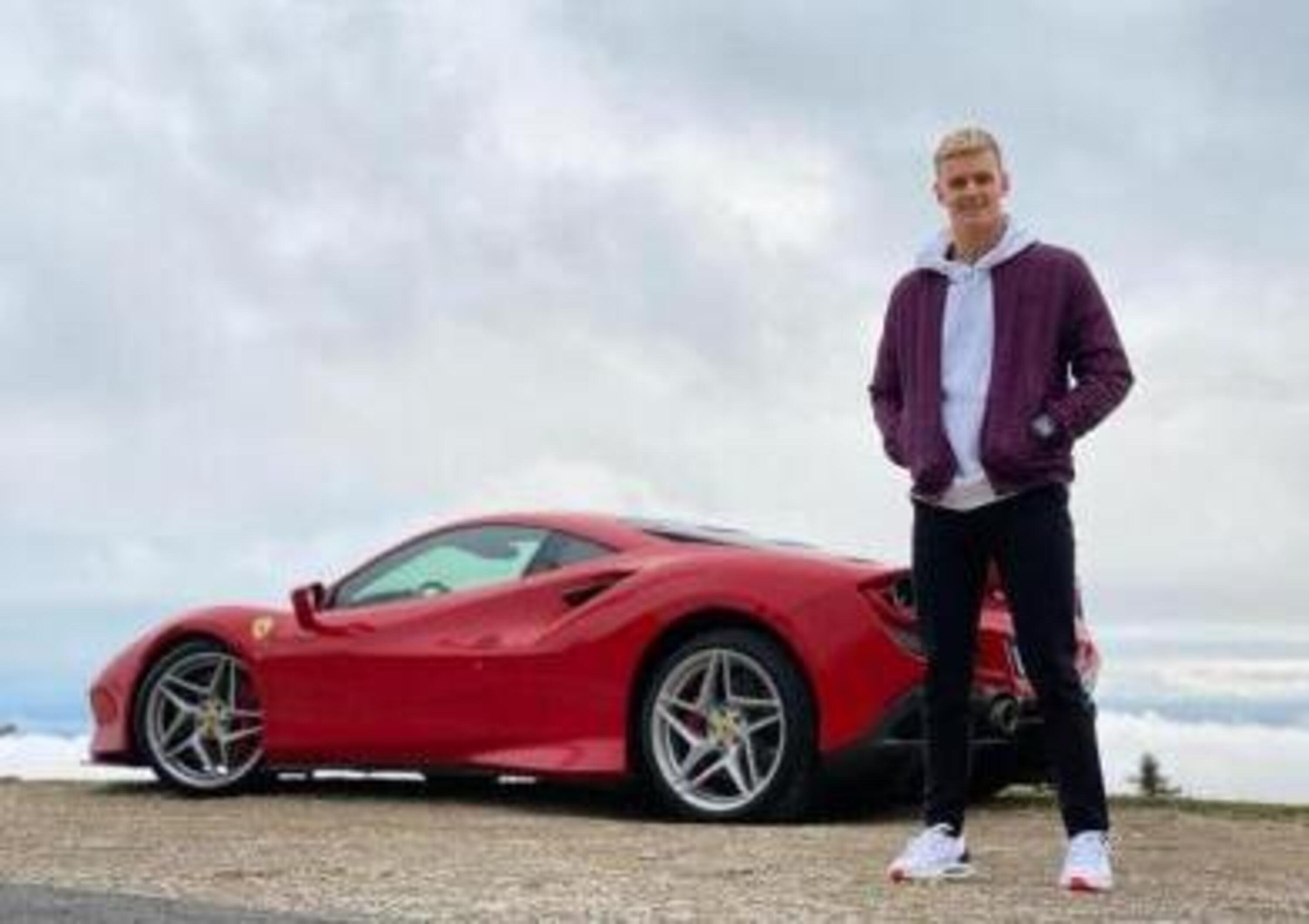 Mick Schumacher con la Ferrari F8 Tributo fa impazzire i social