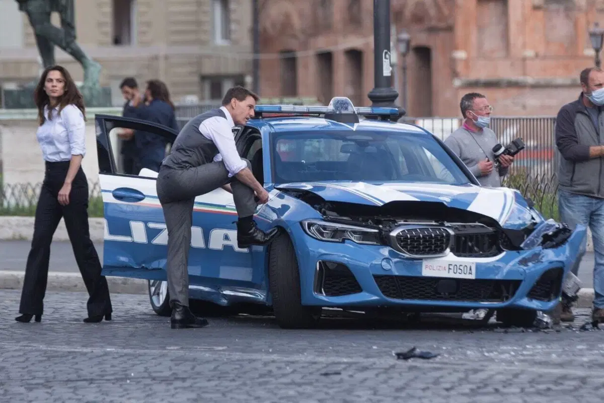 Tom Cruise con la nuova auto BMW della polizia: incidentata