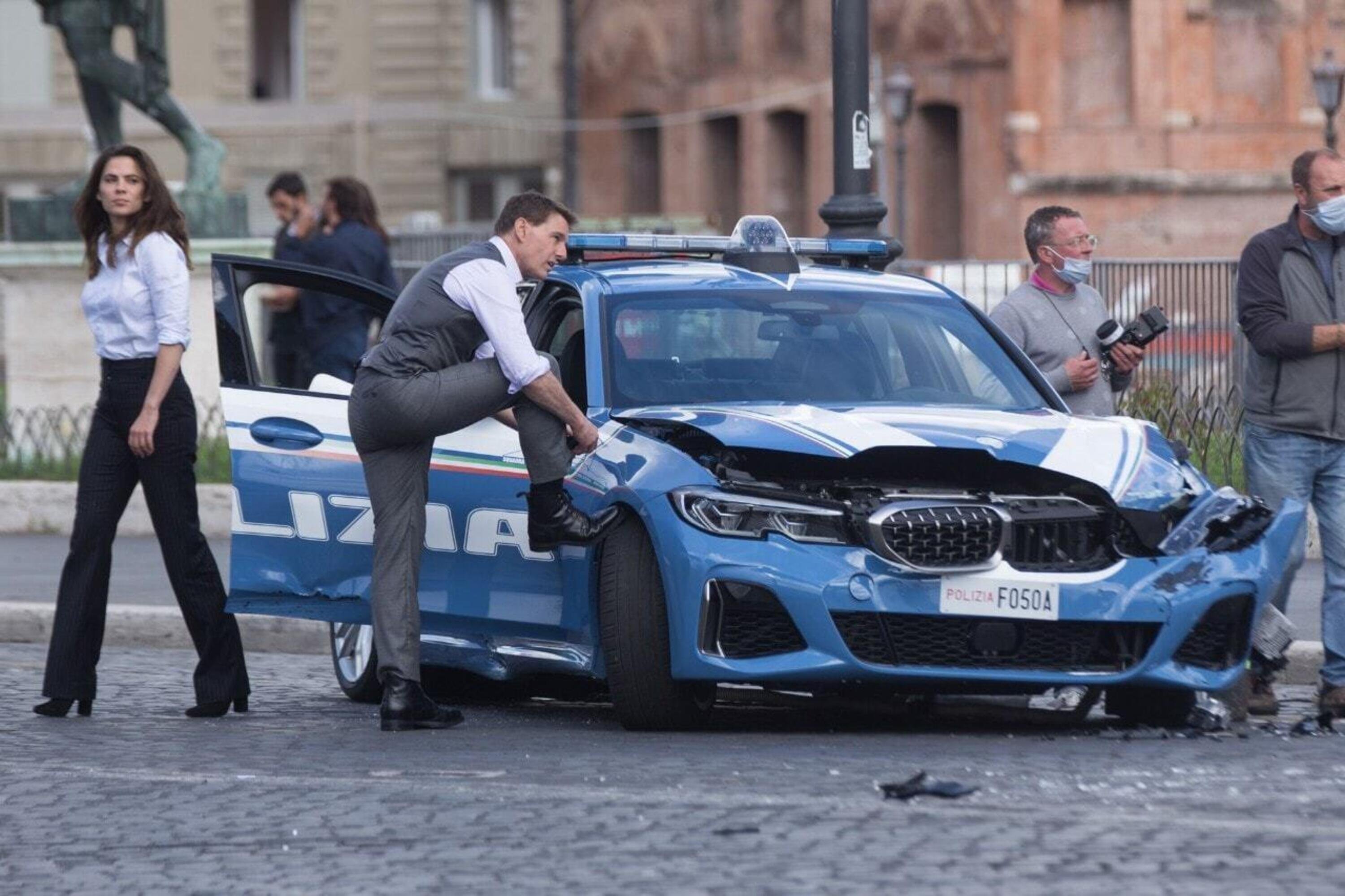 Tom Cruise con la nuova auto BMW della polizia: incidentata