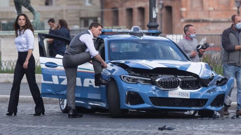 Tom Cruise con la nuova auto BMW della polizia: incidentata