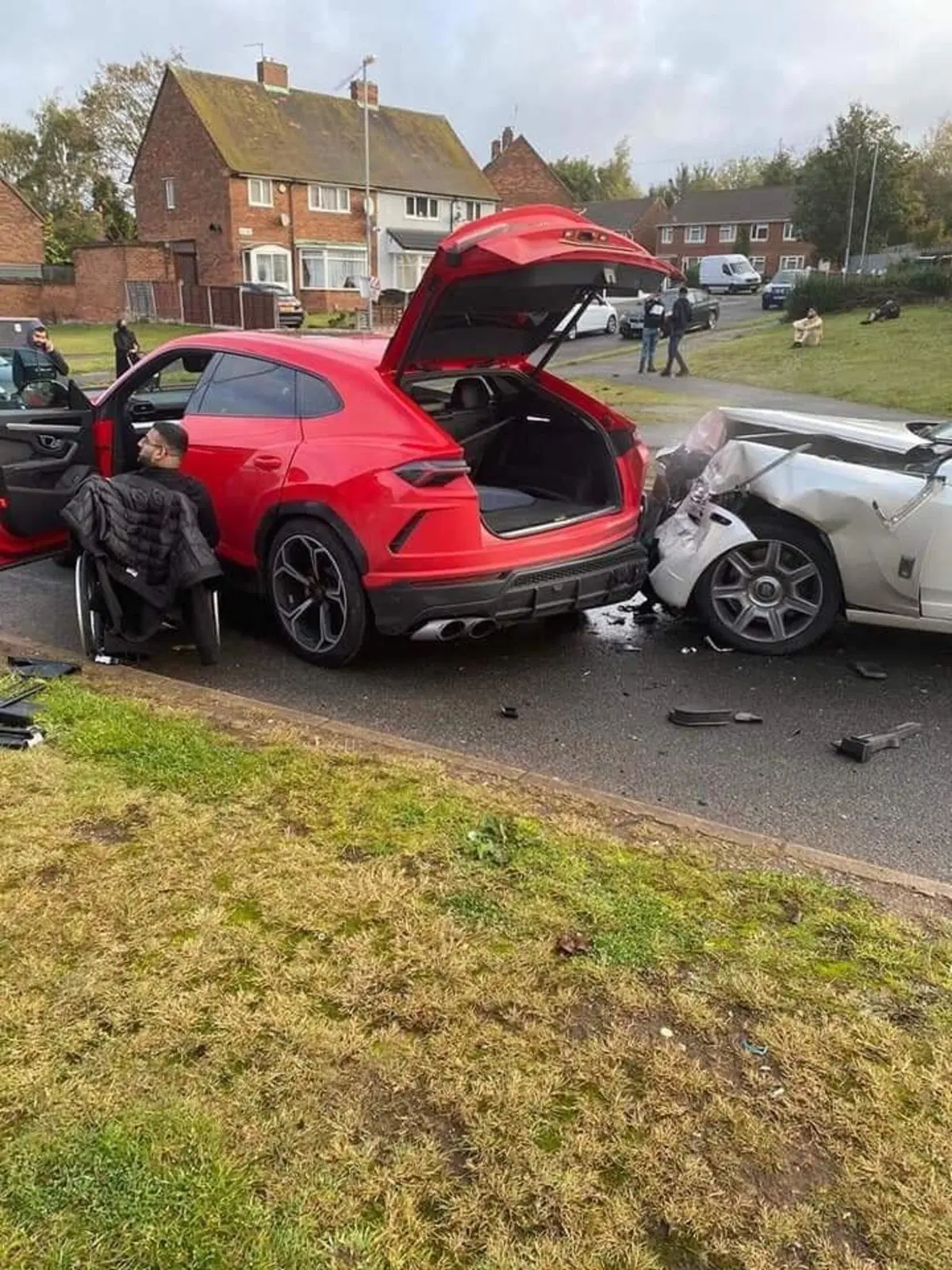 Rolls Royce tampona Lamborghini: Wraith vs Urus per un incidente di...classe (2)