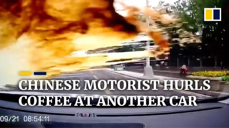 Meglio che al cinema, Rissa tra auto in Cina: lancio di caff&egrave; dal finestrino [poi si scusa]