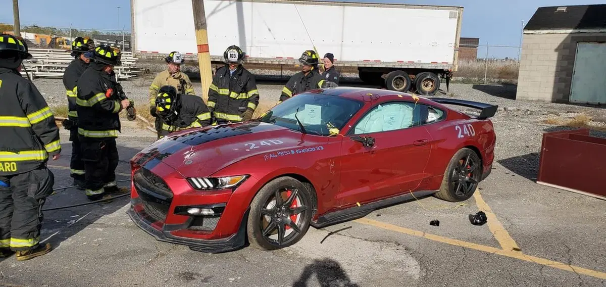Una Ford Mustang Shelby GT 500 "perfetta" fatta a fette dai Vigili del Fuoco. Ecco perch&egrave;