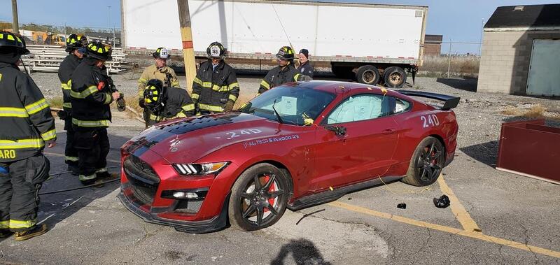 Una Ford Mustang Shelby GT 500 &quot;perfetta&quot; fatta a fette dai Vigili del Fuoco. Ecco perch&egrave;