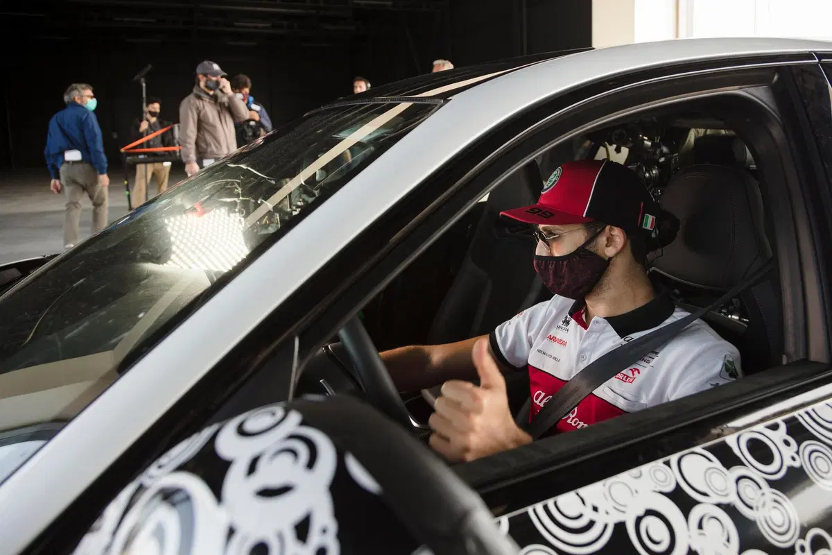 Alfa Romeo Giulia GTA, Raikkonen e Giovinazzi la mettono alla prova [Video] (2)