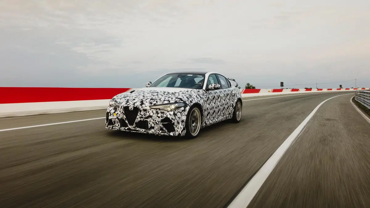 Alfa Romeo Giulia GTA, Raikkonen e Giovinazzi la mettono alla prova [Video] (5)