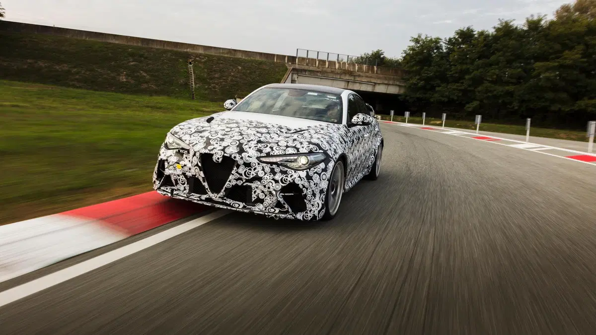 Alfa Romeo Giulia GTA, Raikkonen e Giovinazzi la mettono alla prova [Video]