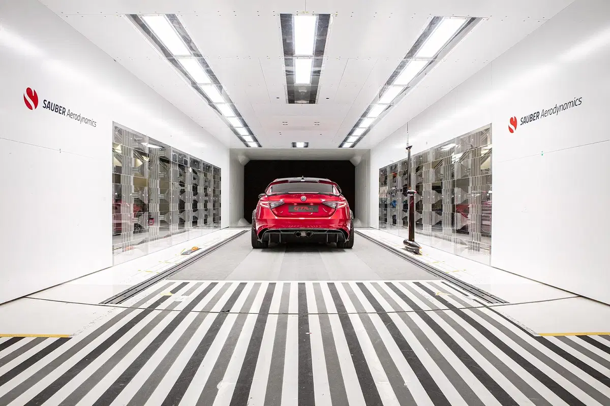 Alfa Romeo Giulia GTA, Raikkonen e Giovinazzi la mettono alla prova [Video] (15)