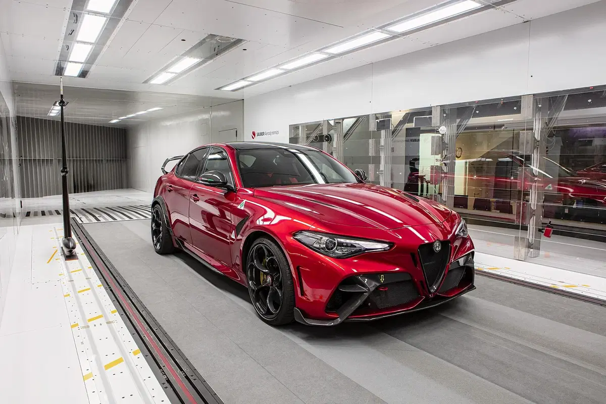 Alfa Romeo Giulia GTA, Raikkonen e Giovinazzi la mettono alla prova [Video] (16)