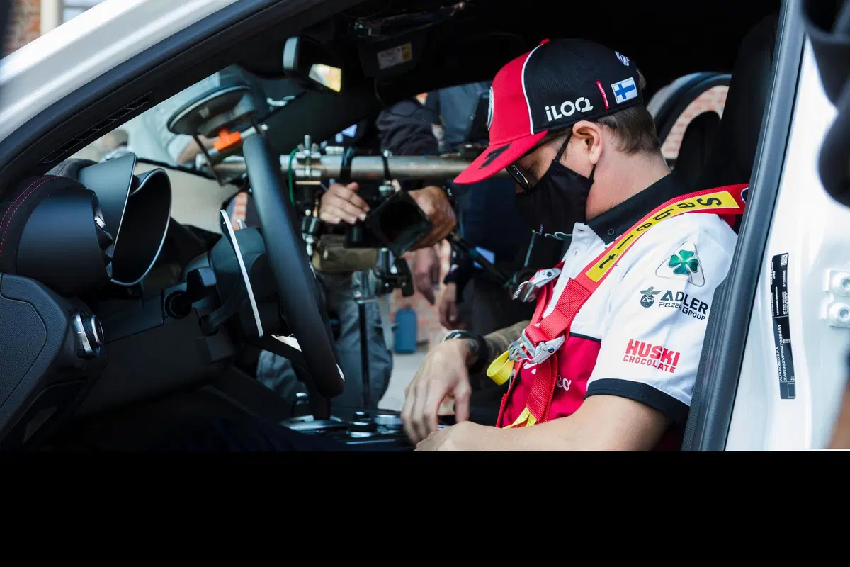 Alfa Romeo Giulia GTA, Raikkonen e Giovinazzi la mettono alla prova [Video] (18)