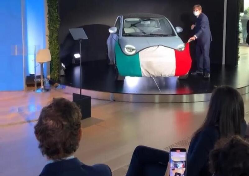 La nuova Fiat 500 elettrica si presenta con la &ldquo;mascherina&rdquo; tricolore