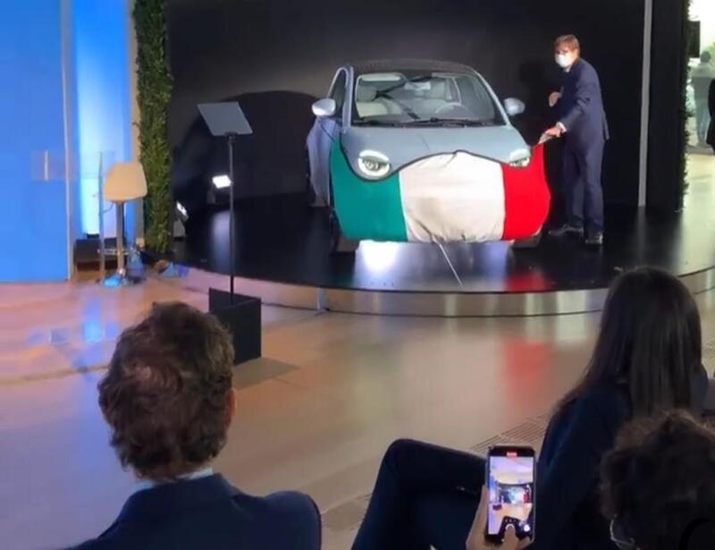 La nuova Fiat 500 elettrica si presenta con la &ldquo;mascherina&rdquo; tricolore