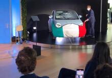 La nuova Fiat 500 elettrica si presenta con la “mascherina” tricolore