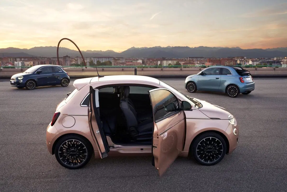 Prezzi da casa e da colonnina: quanto costa "il pieno" della nuova Fiat 500 elettrica [ricarica]