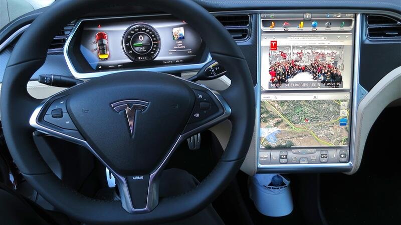 Tesla, Semaforo verde per nuova guida autonoma in versione Beta: FSD da 2K