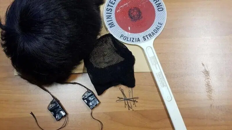 Cellulare sotto il parrucchino all&rsquo;esame per la patente: 9 misure cautelari e 108 denunce