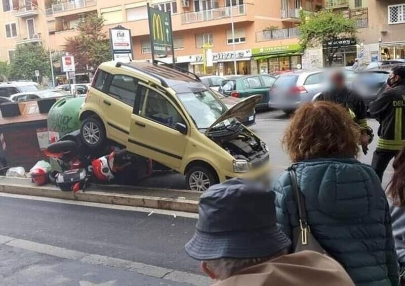 Cinecitt&agrave;, schiaccia scooter &ldquo;sharing&rdquo; con l&rsquo;auto dopo aver sbagliato manovra