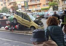 Cinecittà, schiaccia scooter “sharing” con l’auto dopo aver sbagliato manovra