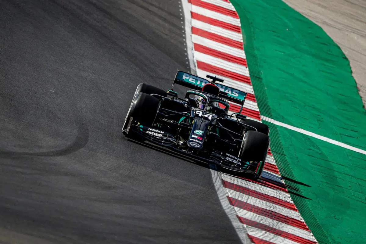 F1, GP Portogallo 2020: Hamilton le suona a Bottas e supera Schumacher (17)