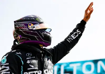 F1, GP Portogallo 2020: Hamilton le suona a Bottas e supera Schumacher